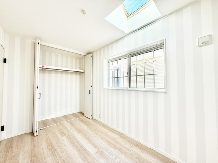 �Q�� �������V���v���ȋ�ԂŁA���[�t���x�b�h��f�X�N�ȂǁA���@�\�ȉƋ�����p���₷���ł�