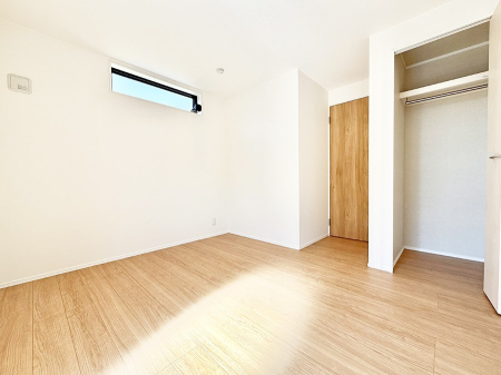 �Q�� �������V���v���ȋ�ԂŁA���[�t���x�b�h��f�X�N�ȂǁA���@�\�ȉƋ�����p���₷���ł�