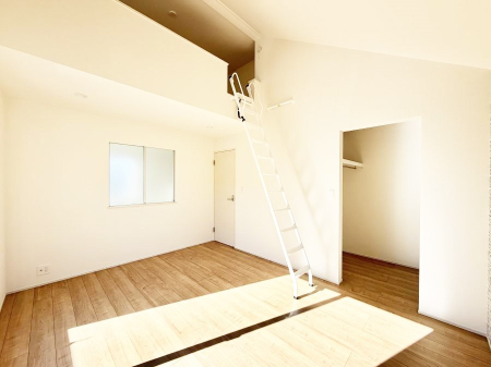 �Q�� �������V���v���ȋ�ԂŁA���[�t���x�b�h��f�X�N�ȂǁA���@�\�ȉƋ�����p���₷���ł�