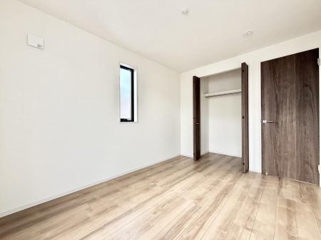 �Q�� �������V���v���ȋ�ԂŁA���[�t���x�b�h��f�X�N�ȂǁA���@�\�ȉƋ�����p���₷���ł�