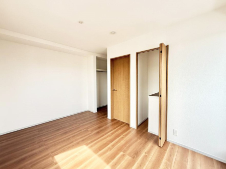 �Q�� �������V���v���ȋ�ԂŁA���[�t���x�b�h��f�X�N�ȂǁA���@�\�ȉƋ�����p���₷���ł�