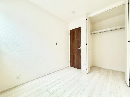 �Q�� �������V���v���ȋ�ԂŁA���[�t���x�b�h��f�X�N�ȂǁA���@�\�ȉƋ�����p���₷���ł�