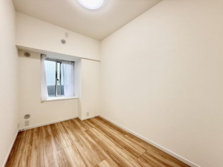 �Q�� �������V���v���ȋ�ԂŁA���[�t���x�b�h��f�X�N�ȂǁA���@�\�ȉƋ�����p���₷���ł�