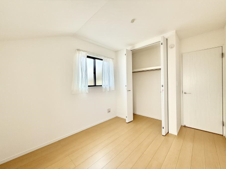 �Q�� �������V���v���ȋ�ԂŁA���[�t���x�b�h��f�X�N�ȂǁA���@�\�ȉƋ�����p���₷���ł�