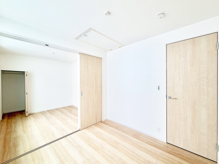 �Q�� �������V���v���ȋ�ԂŁA���[�t���x�b�h��f�X�N�ȂǁA���@�\�ȉƋ�����p���₷���ł�