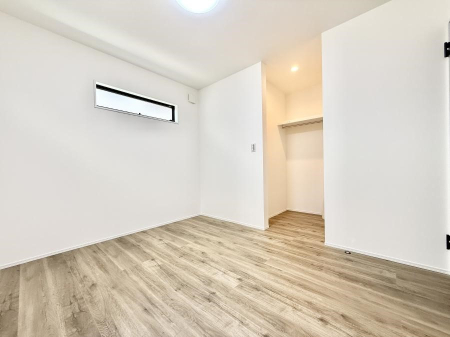 �Q�� �������V���v���ȋ�ԂŁA���[�t���x�b�h��f�X�N�ȂǁA���@�\�ȉƋ�����p���₷���ł�