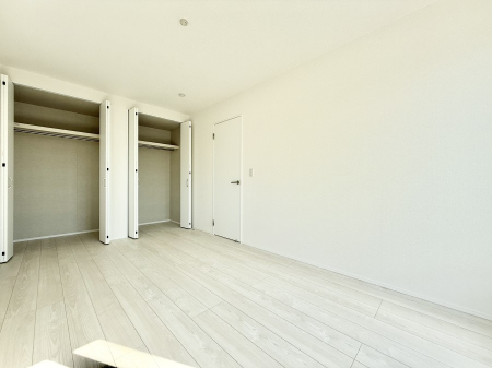 �Q�� �������V���v���ȋ�ԂŁA���[�t���x�b�h��f�X�N�ȂǁA���@�\�ȉƋ�����p���₷���ł�