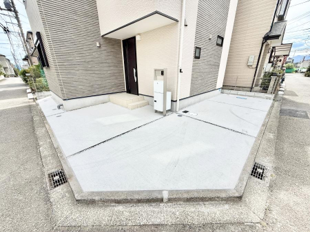  �O�ρ�����ɂ��钓�ԃX�y�[�X�Ȃ̂ň��S�ł���