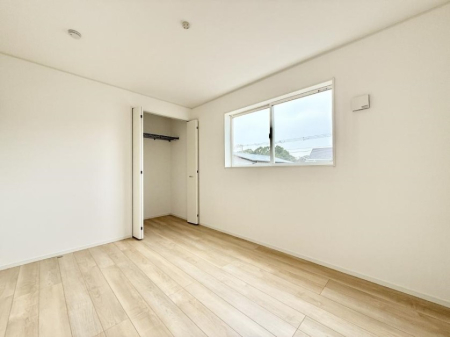 �Q�� �������V���v���ȋ�ԂŁA���[�t���x�b�h��f�X�N�ȂǁA���@�\�ȉƋ�����p���₷���ł�