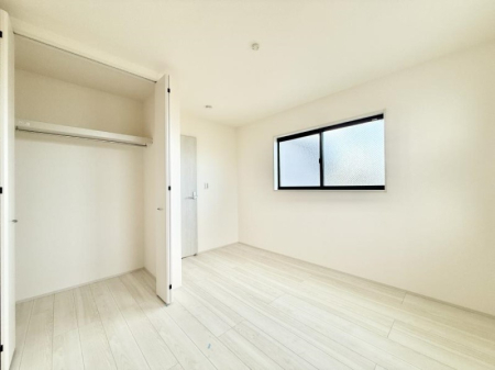 �Q�� �������V���v���ȋ�ԂŁA���[�t���x�b�h��f�X�N�ȂǁA���@�\�ȉƋ�����p���₷���ł�