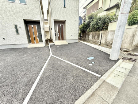  �O�ρ�����ɂ��钓�ԃX�y�[�X�Ȃ̂ň��S�ł���