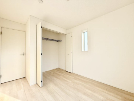 �Q�� �������V���v���ȋ�ԂŁA���[�t���x�b�h��f�X�N�ȂǁA���@�\�ȉƋ�����p���₷���ł�