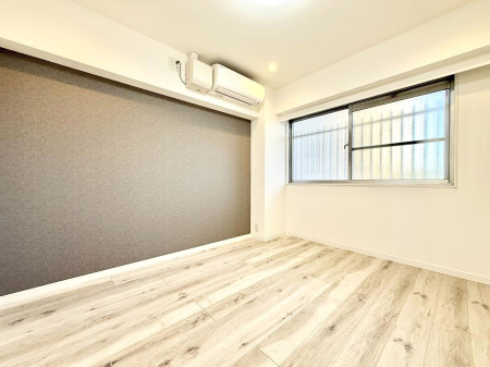 �Q�� �������V���v���ȋ�ԂŁA���[�t���x�b�h��f�X�N�ȂǁA���@�\�ȉƋ�����p���₷���ł�