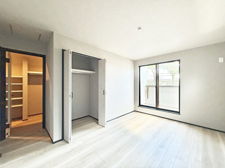 �Q�� ����