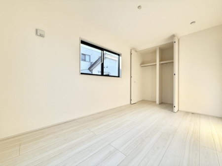 �Q�� �������V���v���ȋ�ԂŁA���[�t���x�b�h��f�X�N�ȂǁA���@�\�ȉƋ�����p���₷���ł�