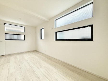 �Q�� �������V���v���ȋ�ԂŁA���[�t���x�b�h��f�X�N�ȂǁA���@�\�ȉƋ�����p���₷���ł�