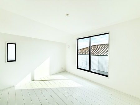 �Q�� �������V���v���ȋ�ԂŁA���[�t���x�b�h��f�X�N�ȂǁA���@�\�ȉƋ�����p���₷���ł�