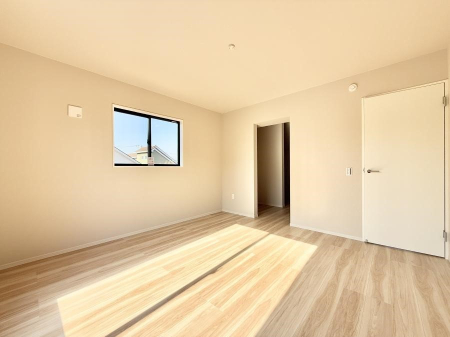 �Q�� �������V���v���ȋ�ԂŁA���[�t���x�b�h��f�X�N�ȂǁA���@�\�ȉƋ�����p���₷���ł�