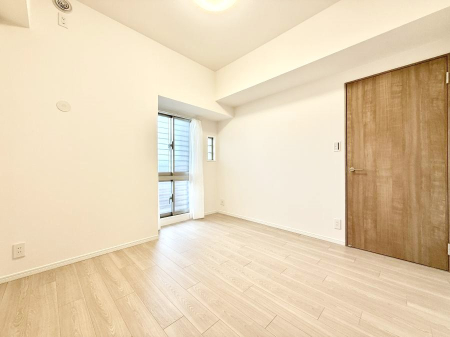 �Q�� �������V���v���ȋ�ԂŁA���[�t���x�b�h��f�X�N�ȂǁA���@�\�ȉƋ�����p���₷���ł�