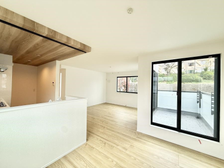 ���r���O ����