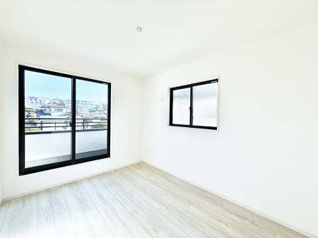 �Q�� �������V���v���ȋ�ԂŁA���[�t���x�b�h��f�X�N�ȂǁA���@�\�ȉƋ�����p���₷���ł�