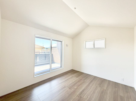 �Q�� �������V���v���ȋ�ԂŁA���[�t���x�b�h��f�X�N�ȂǁA���@�\�ȉƋ�����p���₷���ł�