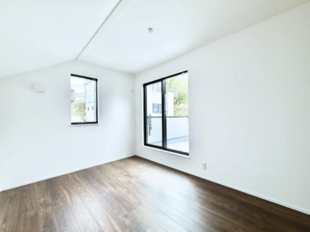 �Q�� �������V���v���ȋ�ԂŁA���[�t���x�b�h��f�X�N�ȂǁA���@�\�ȉƋ�����p���₷���ł�