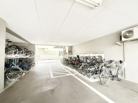 ���̑� �O�ρ��~�n���ɒ��֏���������Ă���A���]�Ԃ̗��p���X���[�Y�ł�