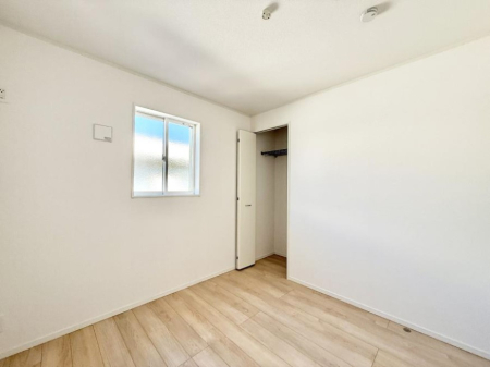 �Q�� �������V���v���ȋ�ԂŁA���[�t���x�b�h��f�X�N�ȂǁA���@�\�ȉƋ�����p���₷���ł�