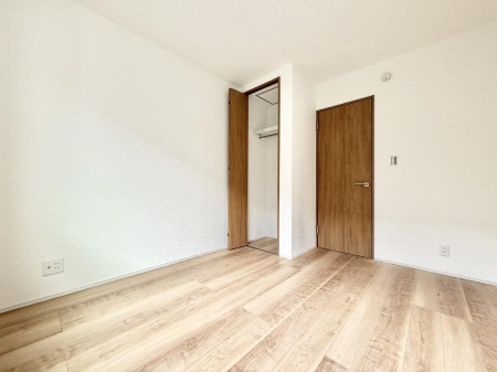 �Q�� �������V���v���ȋ�ԂŁA���[�t���x�b�h��f�X�N�ȂǁA���@�\�ȉƋ�����p���₷���ł�