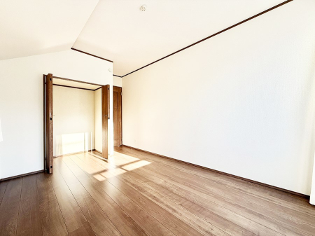 �Q�� �������V���v���ȋ�ԂŁA���[�t���x�b�h��f�X�N�ȂǁA���@�\�ȉƋ�����p���₷���ł�