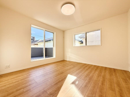 �Q�� �������V���v���ȋ�ԂŁA���[�t���x�b�h��f�X�N�ȂǁA���@�\�ȉƋ�����p���₷���ł�