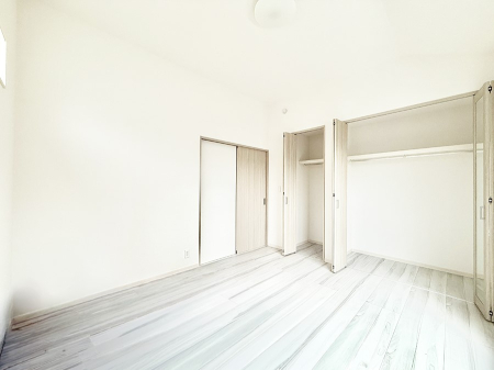 �Q�� ����