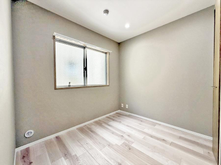 �Q�� �������V���v���ȋ�ԂŁA���[�t���x�b�h��f�X�N�ȂǁA���@�\�ȉƋ�����p���₷���ł�