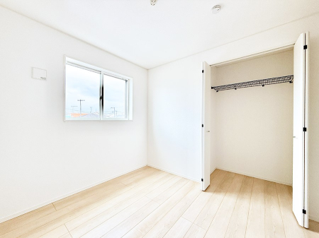 �Q�� �������V���v���ȋ�ԂŁA���[�t���x�b�h��f�X�N�ȂǁA���@�\�ȉƋ�����p���₷���ł�