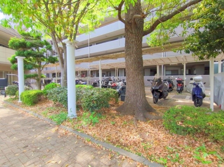 ���̑� �O�ρ����X�̈ړ��ɕ֗��Ȓ��փX�y�[�X����������m�ۂ���Ă��܂�