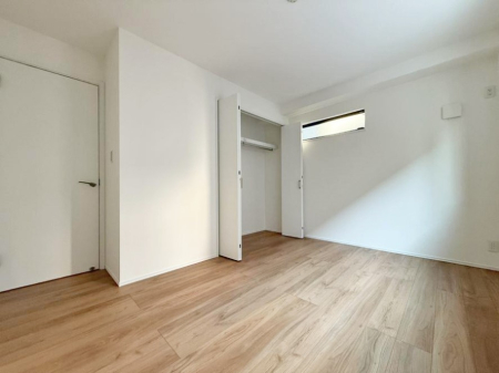 �Q�� �������V���v���ȋ�ԂŁA���[�t���x�b�h��f�X�N�ȂǁA���@�\�ȉƋ�����p���₷���ł�