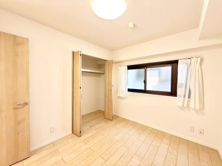 �Q�� �������V���v���ȋ�ԂŁA���[�t���x�b�h��f�X�N�ȂǁA���@�\�ȉƋ�����p���₷���ł�