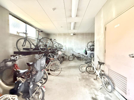 ���̑� �O�ρ����]�Ԃ��g�����Ƒ��ɂ����S�̒��փX�y�[�X��~�n���ɂ��p��