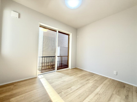 �Q�� �������V���v���ȋ�ԂŁA���[�t���x�b�h��f�X�N�ȂǁA���@�\�ȉƋ�����p���₷���ł�