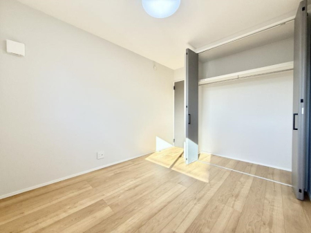 �Q�� �������V���v���ȋ�ԂŁA���[�t���x�b�h��f�X�N�ȂǁA���@�\�ȉƋ�����p���₷���ł�