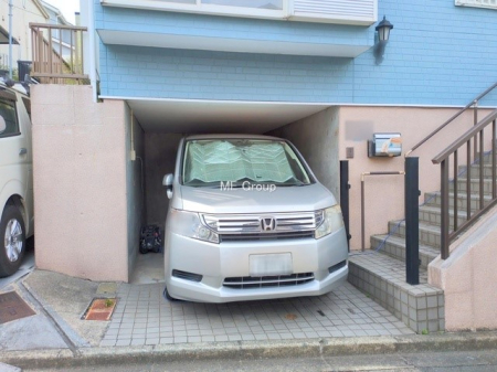  �O�ρ�����ɂ��钓�ԃX�y�[�X�Ȃ̂ň��S�ł���