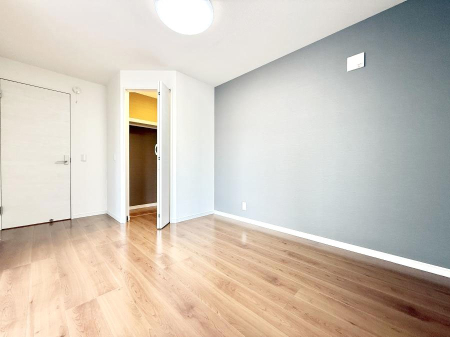 �Q�� �������V���v���ȋ�ԂŁA���[�t���x�b�h��f�X�N�ȂǁA���@�\�ȉƋ�����p���₷���ł�