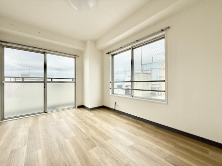 �Q�� �������V���v���ȋ�ԂŁA���[�t���x�b�h��f�X�N�ȂǁA���@�\�ȉƋ�����p���₷���ł�