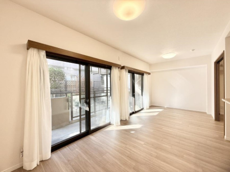 ���r���O ����