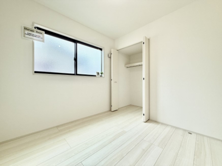 �Q�� �������V���v���ȋ�ԂŁA���[�t���x�b�h��f�X�N�ȂǁA���@�\�ȉƋ�����p���₷���ł�