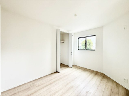 �Q�� �������V���v���ȋ�ԂŁA���[�t���x�b�h��f�X�N�ȂǁA���@�\�ȉƋ�����p���₷���ł�