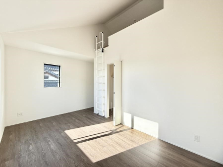 �Q�� �������V���v���ȋ�ԂŁA���[�t���x�b�h��f�X�N�ȂǁA���@�\�ȉƋ�����p���₷���ł�