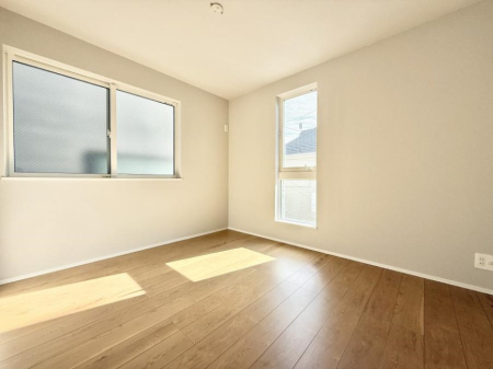 �Q�� �������V���v���ȋ�ԂŁA���[�t���x�b�h��f�X�N�ȂǁA���@�\�ȉƋ�����p���₷���ł�