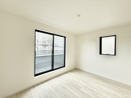 �Q�� �������V���v���ȋ�ԂŁA���[�t���x�b�h��f�X�N�ȂǁA���@�\�ȉƋ�����p���₷���ł�